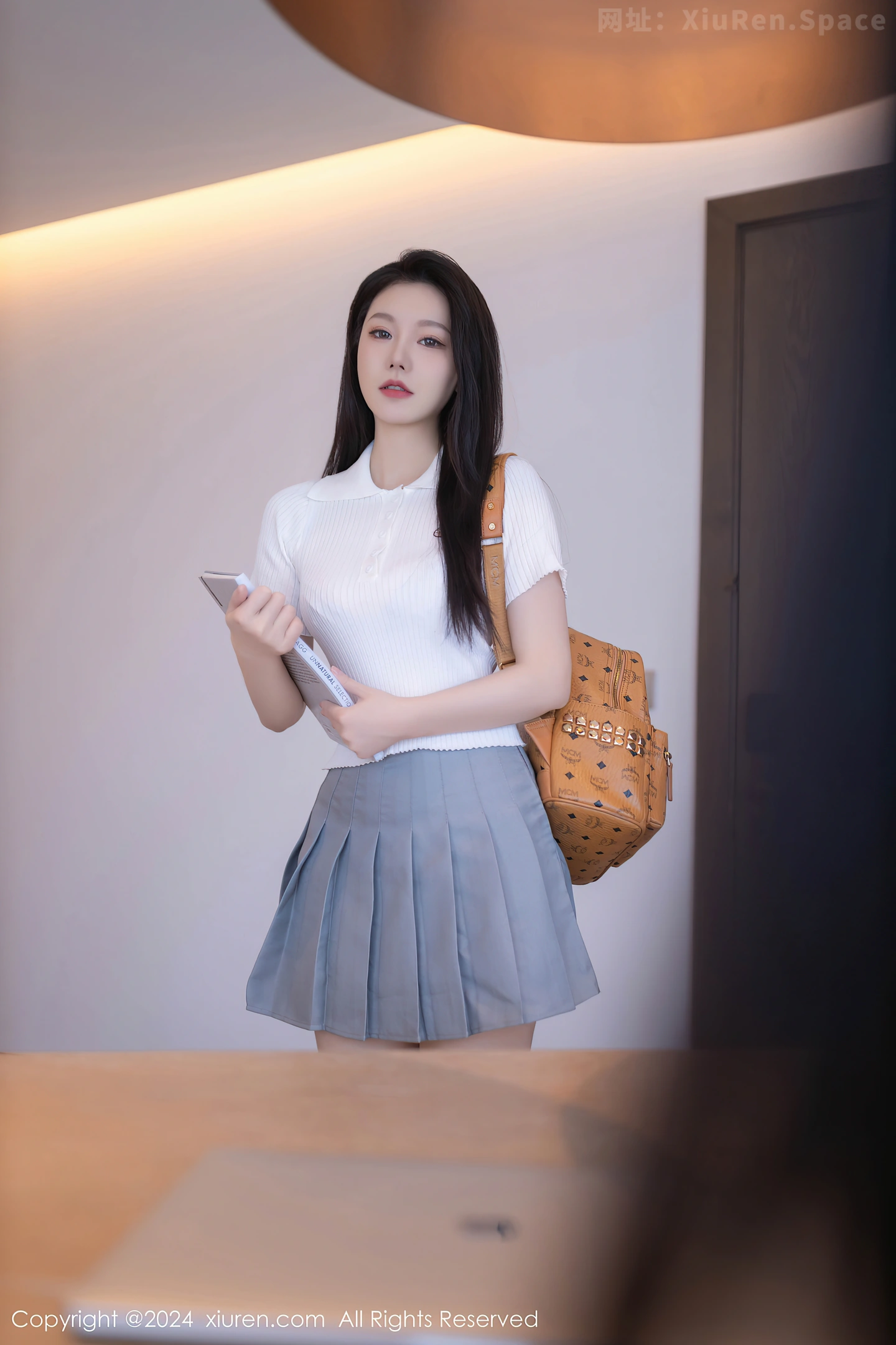 图片[3]-[XiuRen秀人网]VOL.8649 模特安然anran性感白色上衣配灰色短裙露蕾丝内衣撩人诱惑写真80P-秀人网官方网站